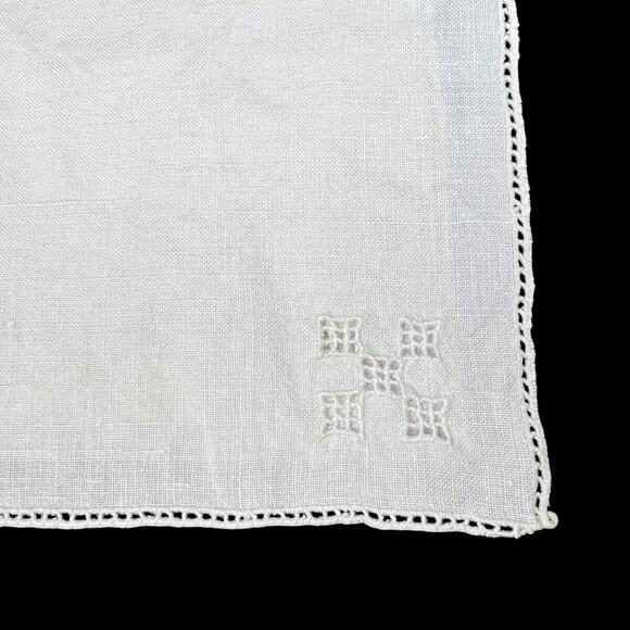 Napkins Set Of 4 Vintage White Cloth Detailed Corner Edge Cutwork 11" Square - Picture 3 of 7